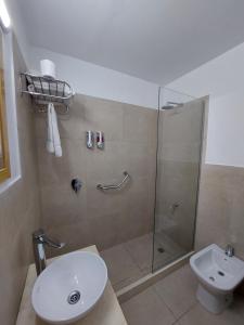 布宜诺斯艾利斯Hotel Lyon by MH的带淋浴、卫生间和盥洗盆的浴室