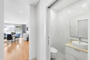 卡斯卡伊斯Charmy Villa Estoril by Amber Star Rent的白色的浴室设有水槽和卫生间。