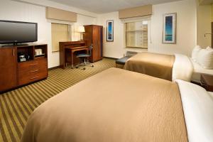 华盛顿DC市区康福特茵酒店与会议中心的酒店客房设有两张床和一台平面电视。