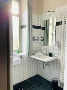 梅森索倪姿酒店的一间带水槽和镜子的浴室