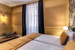 罗马Relais Fontana Di Trevi Hotel的酒店客房设有床和窗户。