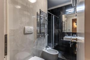 罗马Relais Fontana Di Trevi Hotel的一间带卫生间、水槽和镜子的浴室
