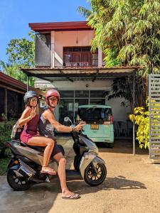 坦加拉Lavish Lodge, Tangalle, Sri Lanka的骑摩托车的男人和女人