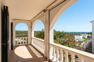 马翁Villa Cayetana的享有海景的拱形阳台