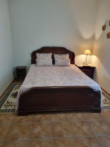 SobralQuinta Da Mata的一间卧室配有一张大床和两个枕头