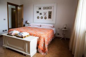 SelvatelleVilla Raffaella的一间卧室配有一张床和一张桌子及书籍