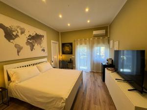 巴勒莫Di Fresco Apartments - Holiday House的一间卧室配有一张床和一台平面电视