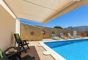 蓬塔普里马Villa Sol Menorca的别墅 - 带游泳池和躺椅