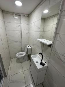 伯萨URAZ Suit Otel的一间带卫生间、水槽和镜子的浴室