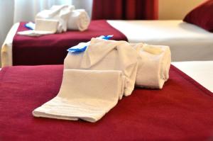 马德里克莱门特巴拉哈斯酒店的一堆白色袜子坐在一张红色的床上