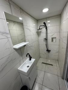 伯萨URAZ Suit Otel的带淋浴、卫生间和盥洗盆的浴室