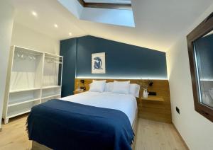IgriésVilla Gratal的一间卧室设有一张蓝色墙壁的大床