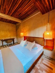 帕洛米诺Hotel Gavia - Rio y Mar的一间卧室,卧室内配有一张大床