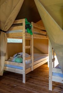 鲁茵乌尔德Safaritent Suikerpeer的帐篷内的两张双层床