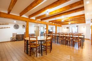 旺特龙Gite St Joseph gitesdes2vallees的大型用餐室配有木桌和椅子