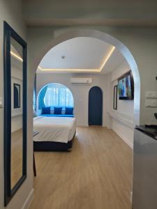曼谷蓝康恒22丽晶酒店的一间卧室设有一张床和一个拱门