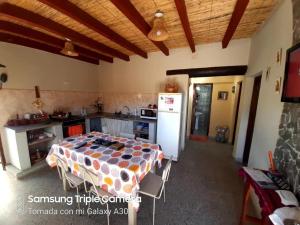 卡法亚特Casa Manipa -3 dormitorios的客房内的厨房配有桌子和冰箱