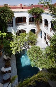 马拉喀什蓝眸摩洛哥传统庭院住宅的享有带游泳池的建筑的空中景致
