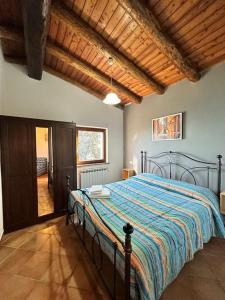 克里日亚La Casetta的一间卧室,卧室内配有一张大床