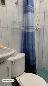 库斯科El Viejo Roble的浴室设有卫生间和蓝色的浴帘。