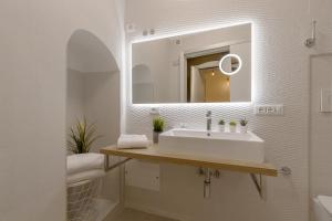 卡利亚里Martini Rooms Castello的一间带水槽和镜子的浴室