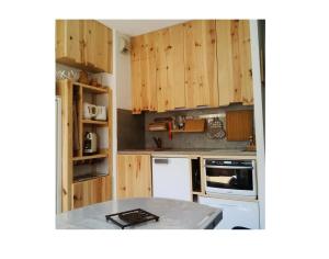 奥瑞斯Appartement 6 pers. pied des pistes 69584的厨房配有木制橱柜和台面
