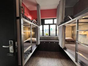 香港休闲小窝的带窗户的客房内的两张双层床