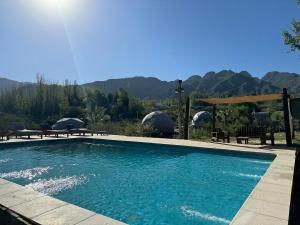 卢汉德库约Glamping Mendoza的一座山地游泳池