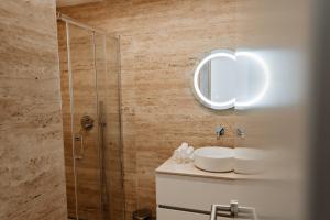 布拉加A 0.4 - Alexa Smart House的带淋浴、盥洗盆和镜子的浴室