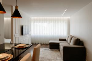 布拉加A 0.4 - Alexa Smart House的客厅配有沙发和桌子