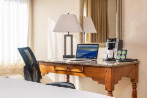 沃特伯里斯托沃贝斯特韦斯特沃特伯里酒店的坐在酒店房间书桌上的笔记本电脑