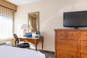 沃特伯里斯托沃贝斯特韦斯特沃特伯里酒店的一间卧室配有一张书桌、一台电视和一个梳妆台