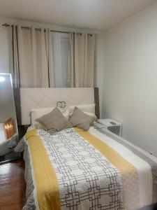 College Point2 Bedroom Bliss in College Point的一间卧室配有一张黄色和白色毯子的床