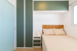 萨尔瓦多Beira Mar - Pituba的一间小卧室,配有床和床头柜