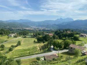 SassiLovely Tuscan Mountain Village的山丘村里一条路