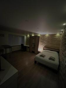 瓦尔米耶拉Valmiera City Center Budget Apartment的一间卧室设有一张床和砖墙
