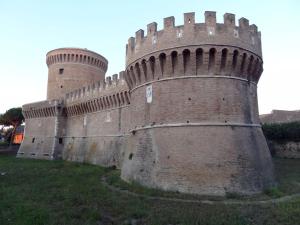 奥斯蒂亚·安提卡奥斯蒂亚度假屋的一座大型砖砌城堡,有两座塔楼