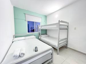 科韦尼亚斯Hotel Palma Grande by Stanza的一间卧室设有两张双层床和一扇窗户。