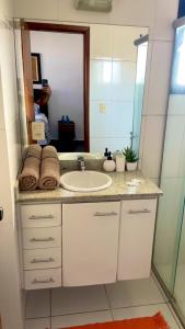 里贝朗普雷托RAVENA 11的一间带水槽和镜子的浴室