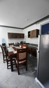蒙巴萨Glo stays的厨房配有桌椅和冰箱。
