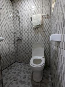 基加利URBAN VIBER MOTEL的一间带卫生间和淋浴的小浴室
