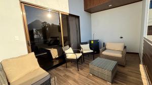 福尔图纳Arenal Monara的客厅配有椅子、沙发和桌子