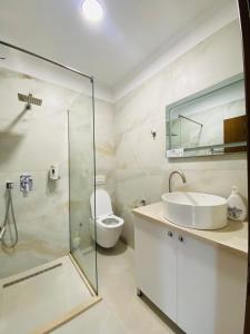LaçLahuta e Vjeter Agroturizem的一间带玻璃淋浴和卫生间的浴室
