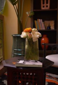 马拉喀什RIAD DAR NAOMI的花瓶,花瓶,桌子上,书上