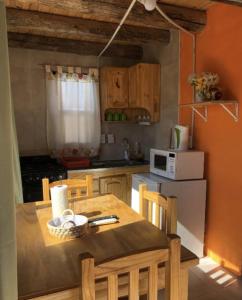 乌斯帕亚塔Solanas de Uspallata的厨房配有桌椅和微波炉。