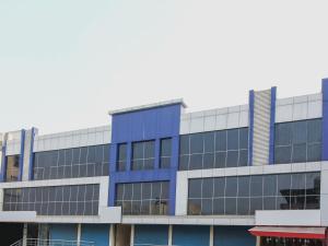 TrimulgherryAlpine Glow Pinnacle的一栋带蓝色窗户的办公楼