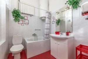 尼萨河畔亚布洛内茨波科尔尼旅馆的白色的浴室设有卫生间和水槽。