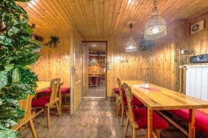 尼萨河畔亚布洛内茨波科尔尼旅馆的餐厅拥有木墙和木桌及椅子