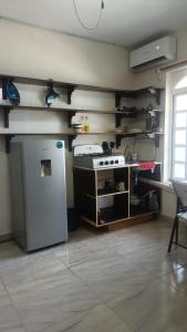 女人岛Casa B&V的厨房配有冰箱和炉灶。