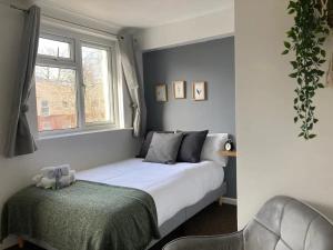 南安普敦Southampton Lodge的一间卧室设有一张床和一个窗口